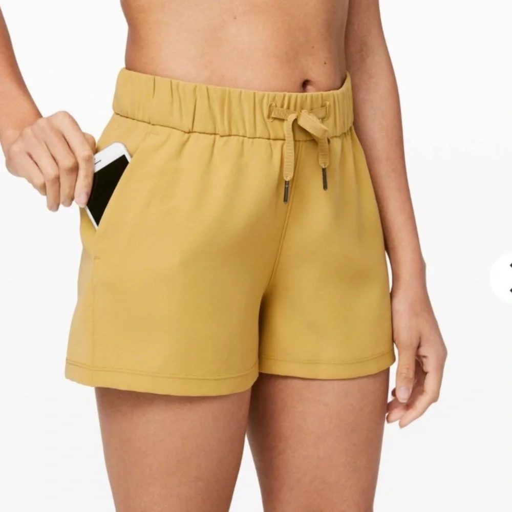 Lululemon On The Fly Woven 2.5” Shorts Vintage Gold Size 12